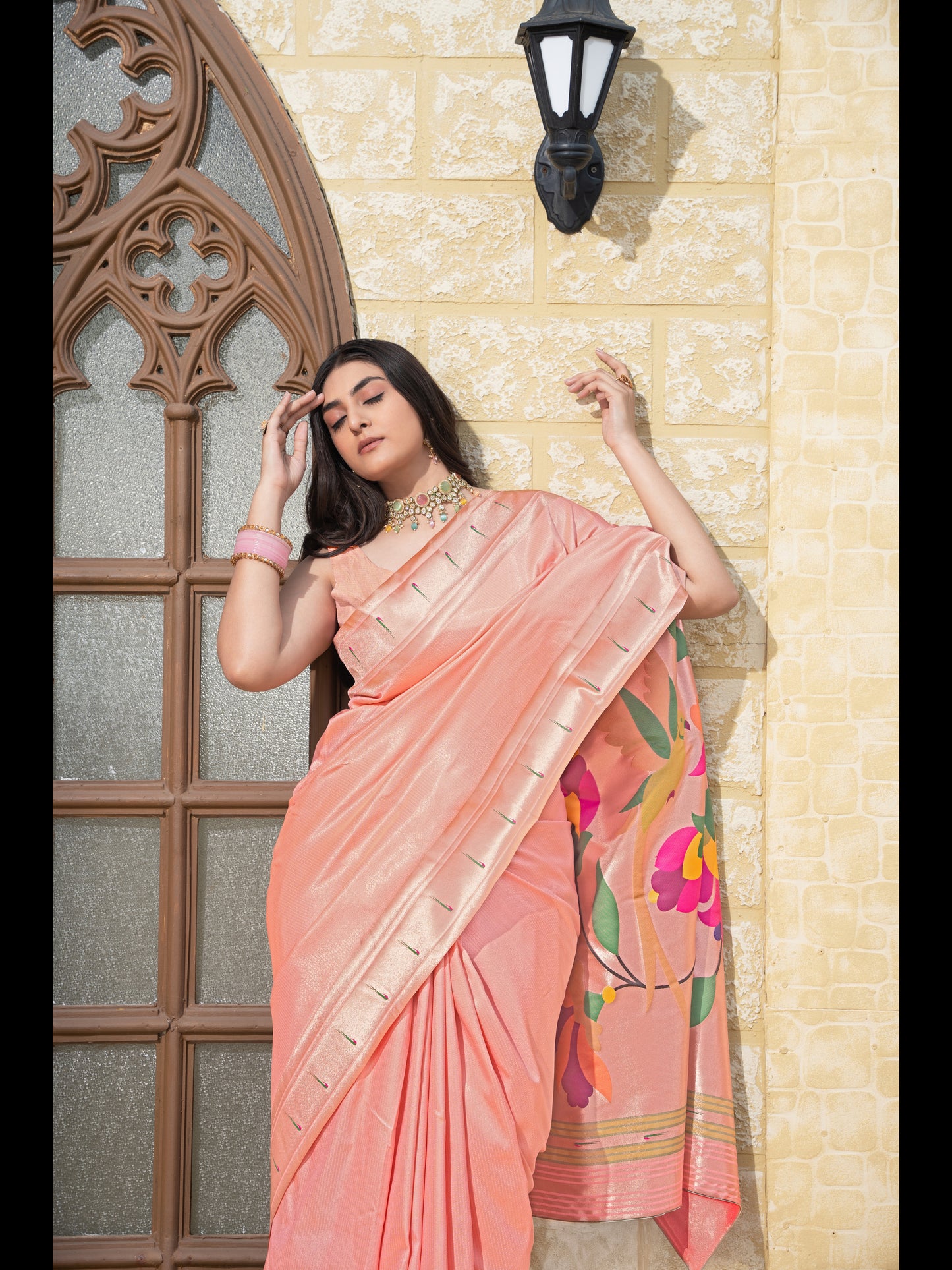 पीच रंग की पैठानी मुलायम मिश्रित सिल्क साड़ी ज़री से बुनी हुई