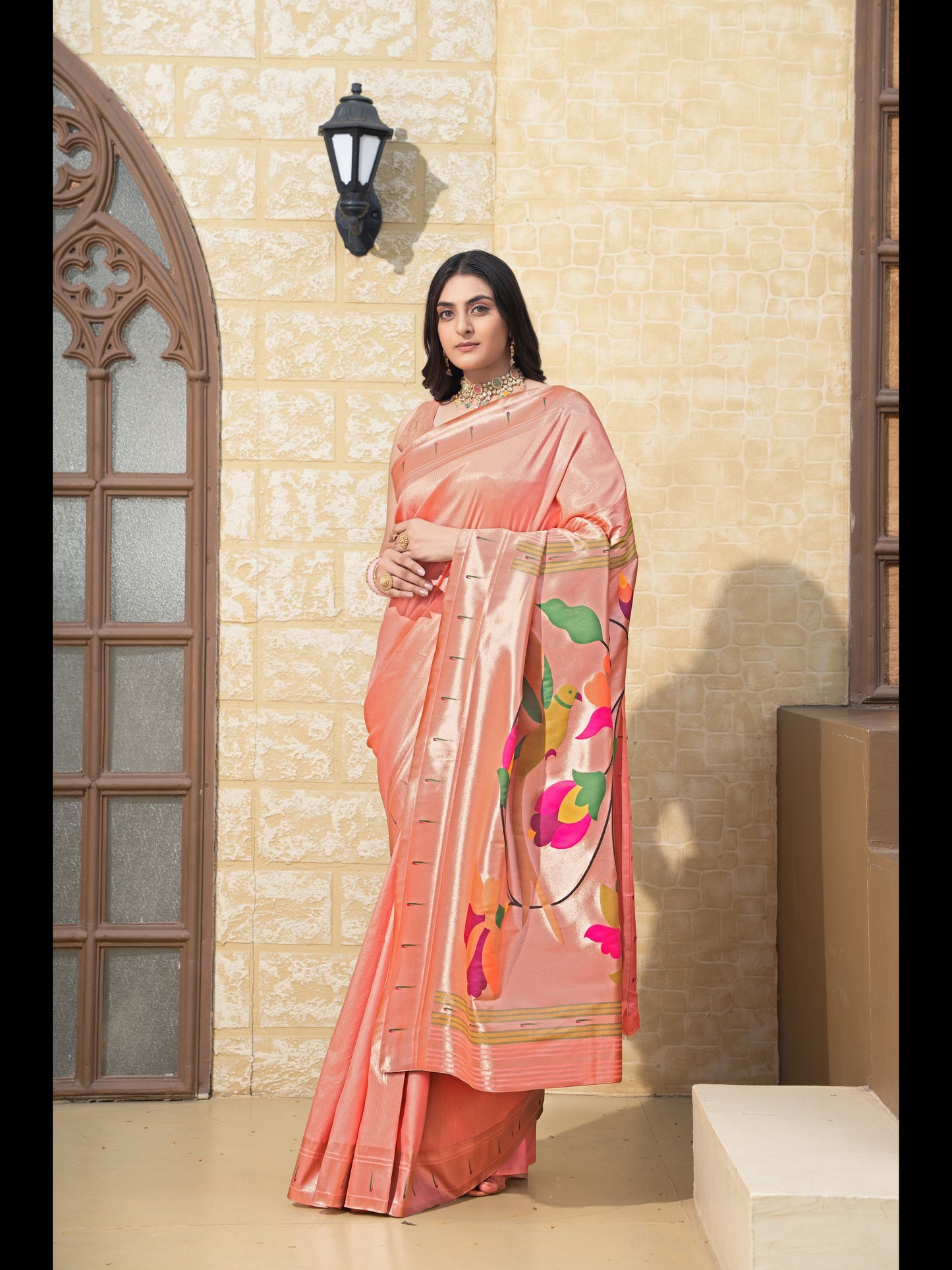 पीच रंग की पैठानी मुलायम मिश्रित सिल्क साड़ी ज़री से बुनी हुई