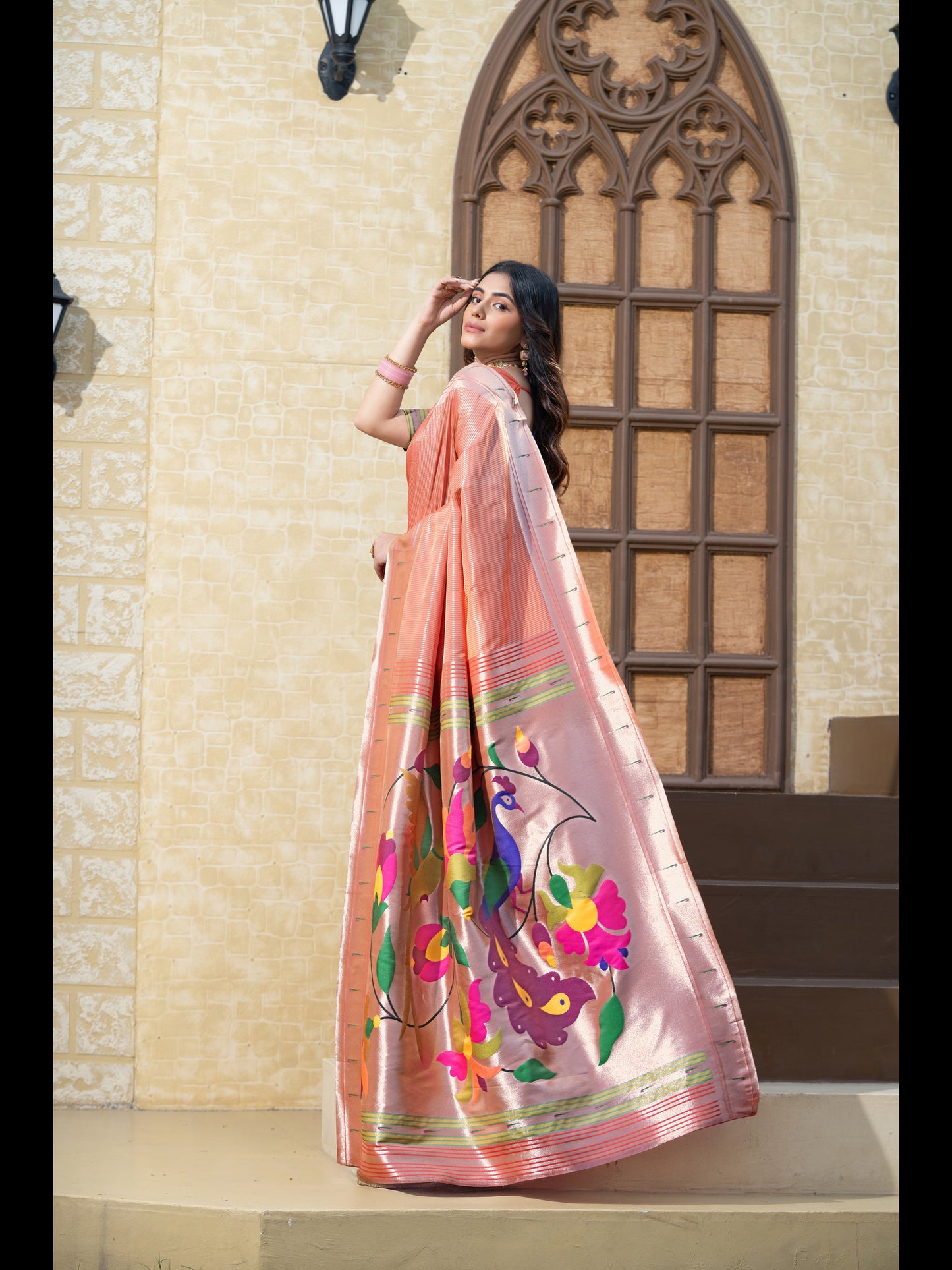 लाल रंग की पैठानी मुलायम मिश्रित रेशम ज़री से बुनी हुई साड़ी