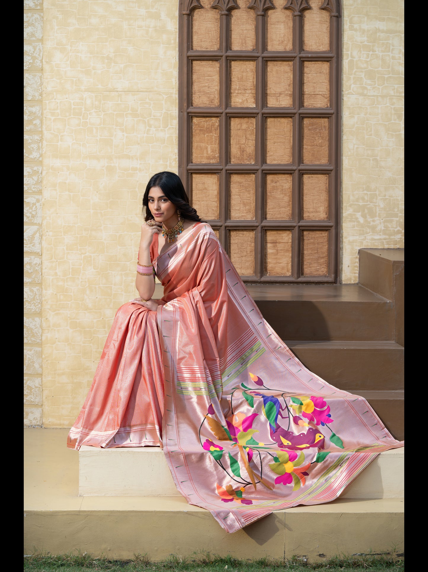 लाल रंग की पैठानी मुलायम मिश्रित रेशम ज़री से बुनी हुई साड़ी