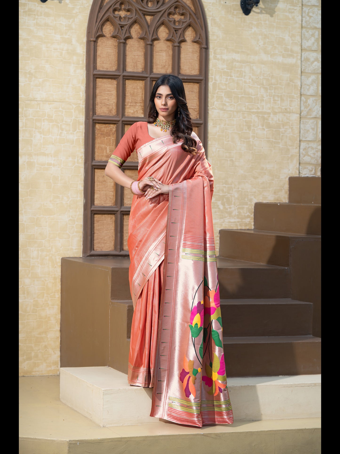 लाल रंग की पैठानी मुलायम मिश्रित रेशम ज़री से बुनी हुई साड़ी