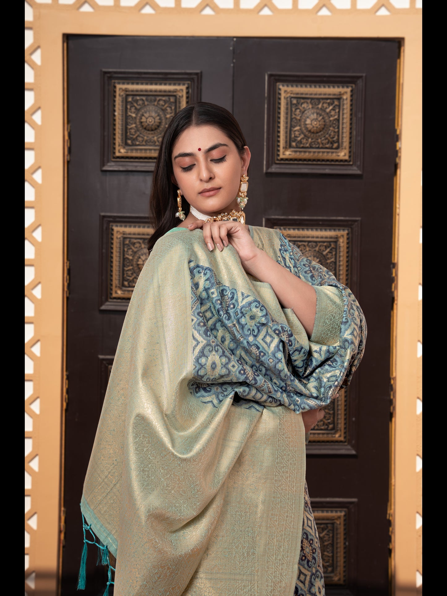 नीले रंग की इक्कत कॉटन इक्कत सिल्क साड़ी ज़री बुनी हुई