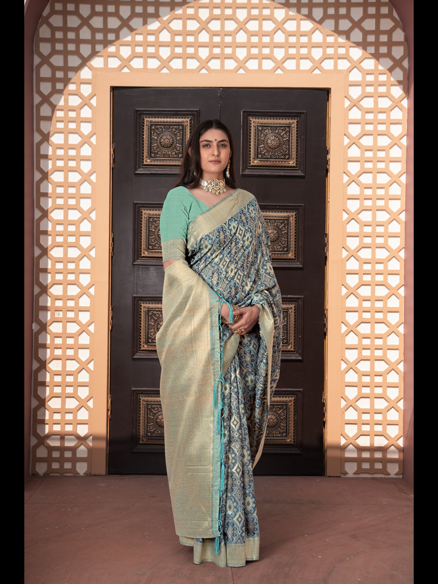 नीले रंग की इक्कत कॉटन इक्कत सिल्क साड़ी ज़री बुनी हुई