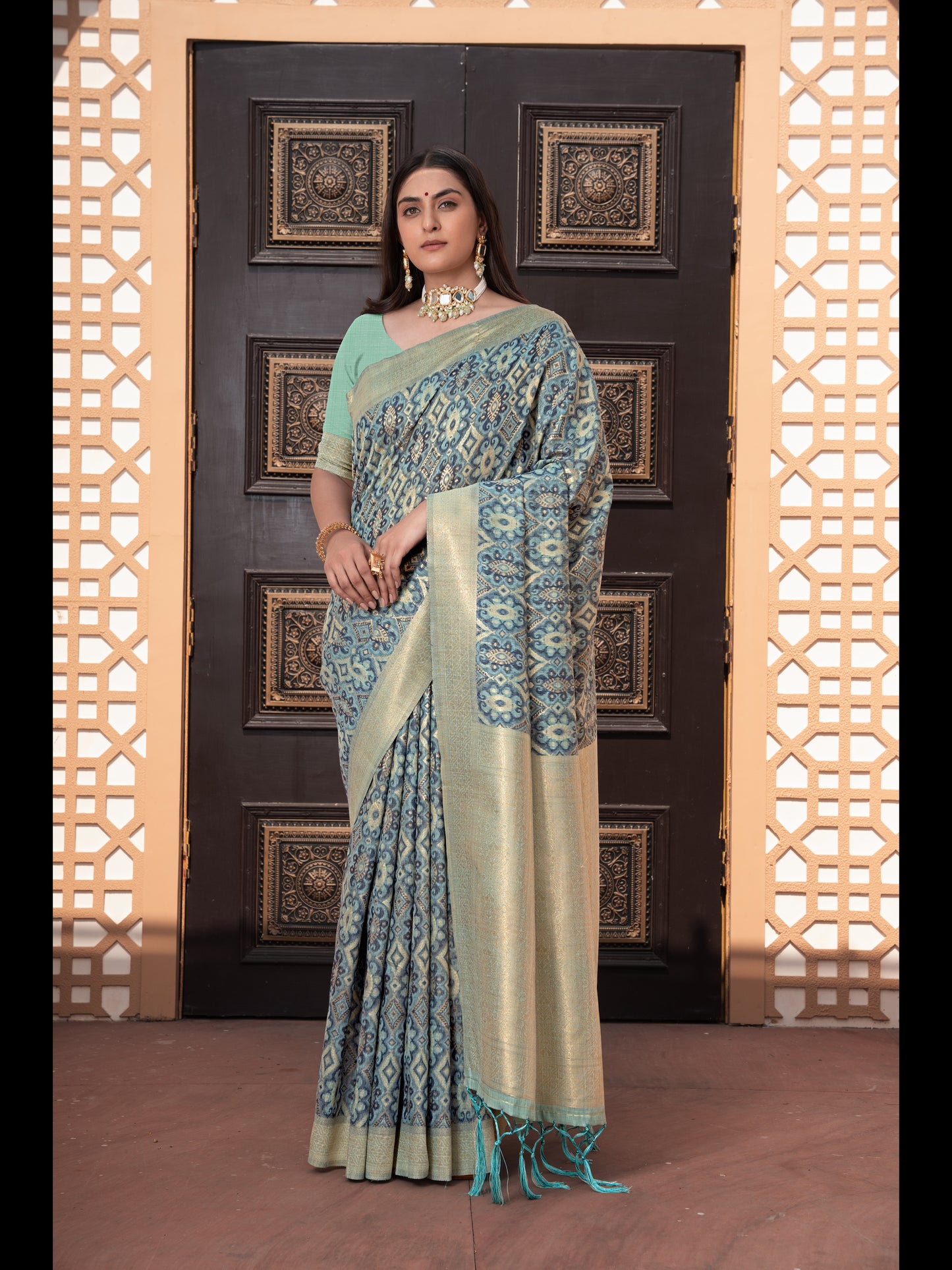 नीले रंग की इक्कत कॉटन इक्कत सिल्क साड़ी ज़री बुनी हुई