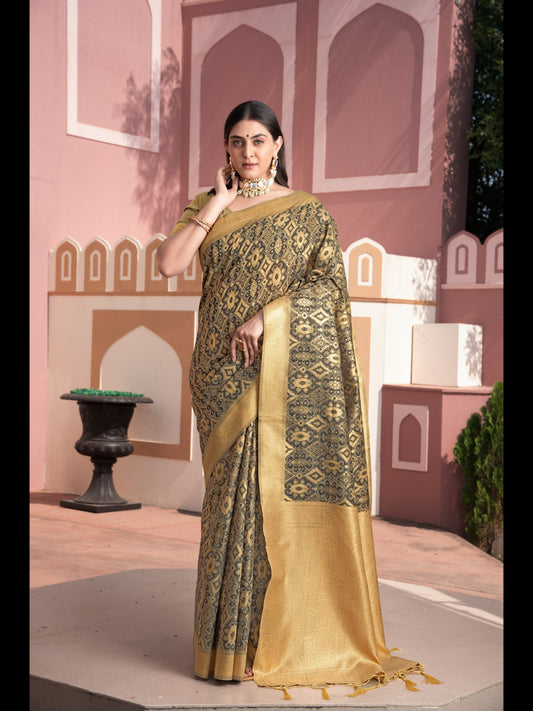 भूरे रंग की इक्कत कॉटन इक्कत सिल्क साड़ी ज़री से बुनी हुई