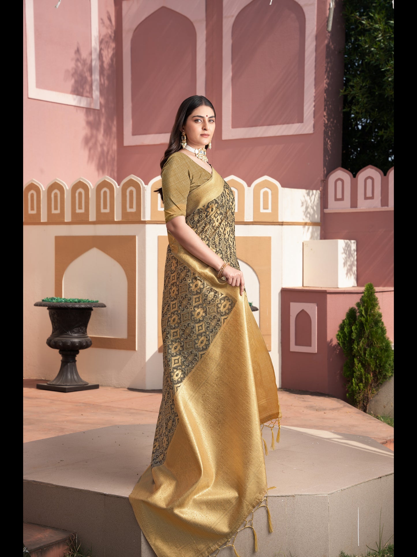 भूरे रंग की इक्कत कॉटन इक्कत सिल्क साड़ी ज़री से बुनी हुई