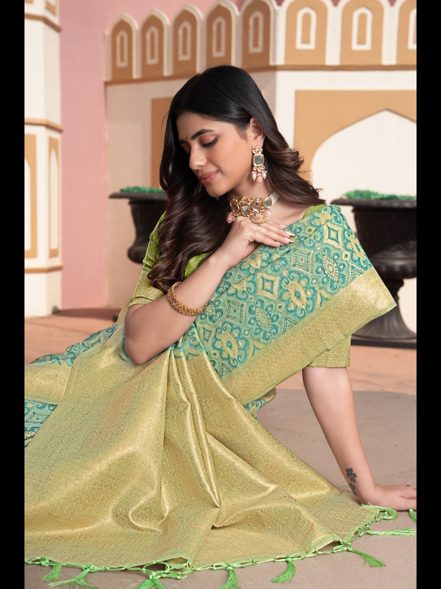 हरे रंग की इक्कत कॉटन इक्कत सिल्क साड़ी ज़री बुनी हुई