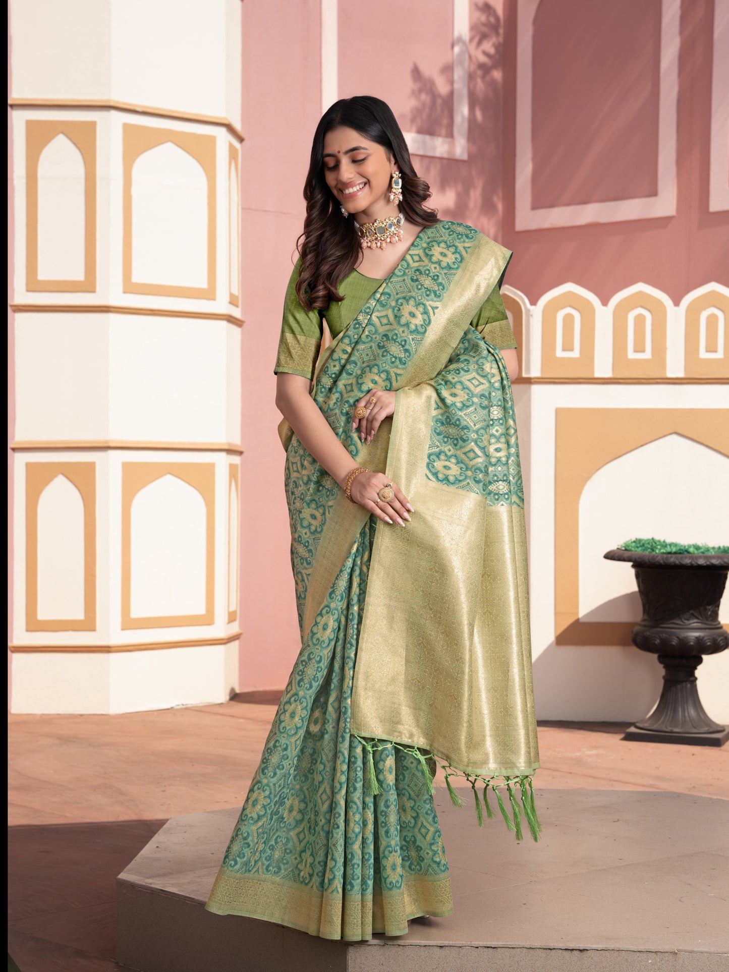 हरे रंग की इक्कत कॉटन इक्कत सिल्क साड़ी ज़री बुनी हुई