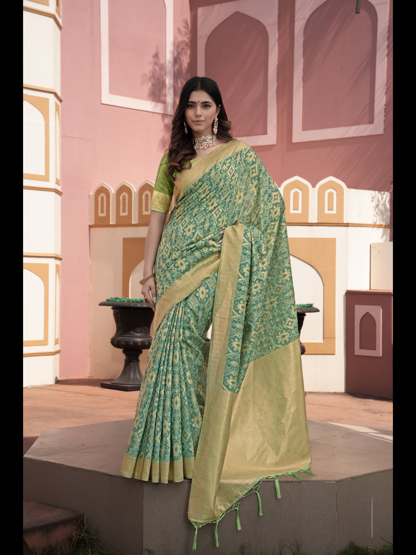 हरे रंग की इक्कत कॉटन इक्कत सिल्क साड़ी ज़री बुनी हुई