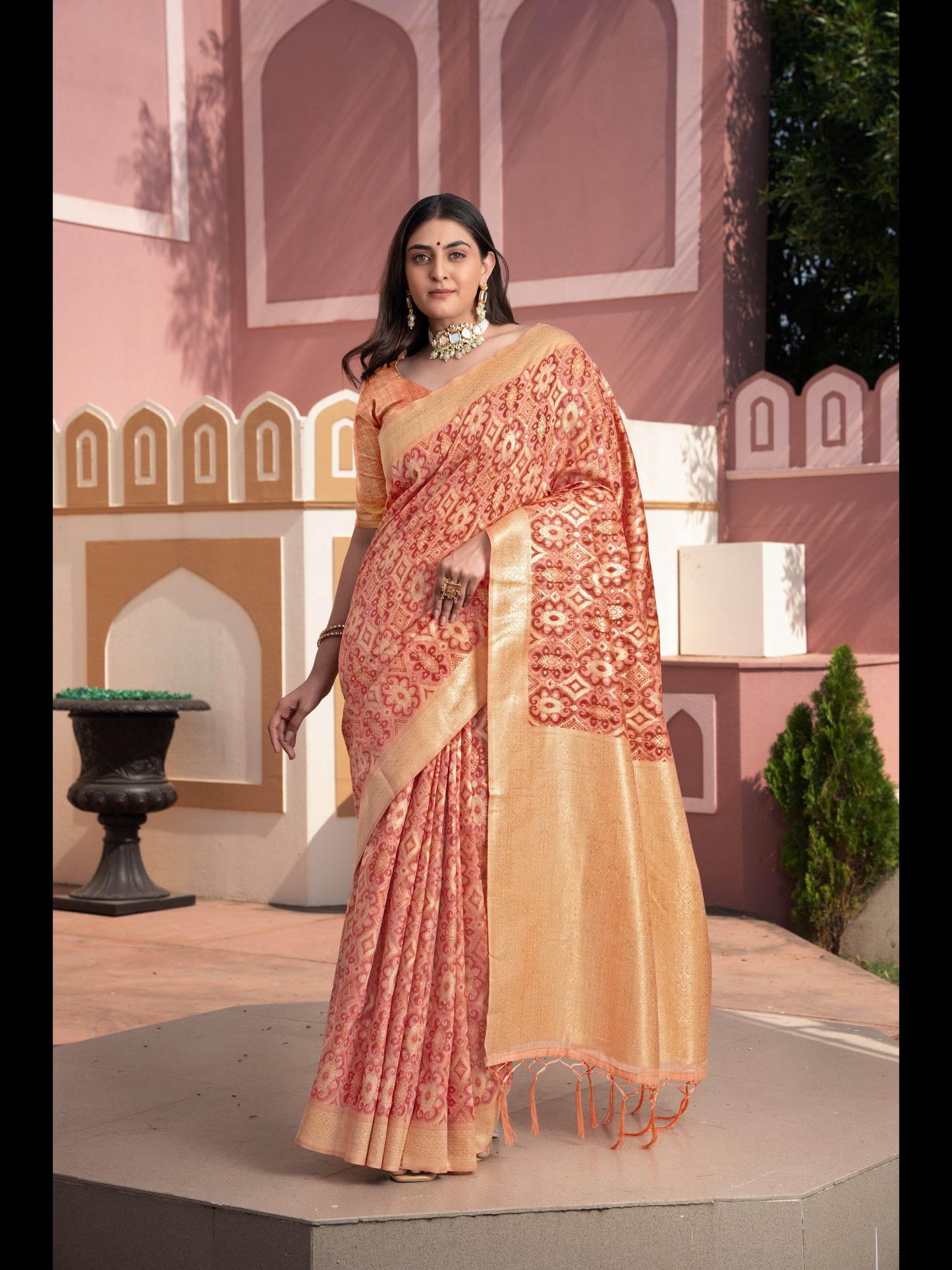 पीच रंग की इक्कत कॉटन इक्कत सिल्क साड़ी ज़री से बुनी हुई