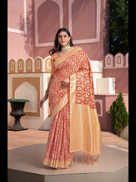 पीच रंग की इक्कत कॉटन इक्कत सिल्क साड़ी ज़री से बुनी हुई