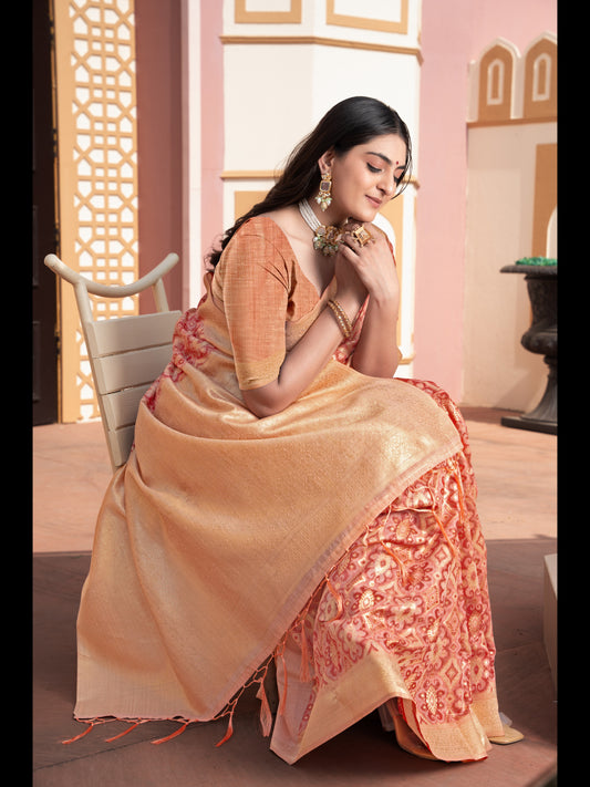पीच रंग की इक्कत कॉटन इक्कत सिल्क साड़ी ज़री से बुनी हुई
