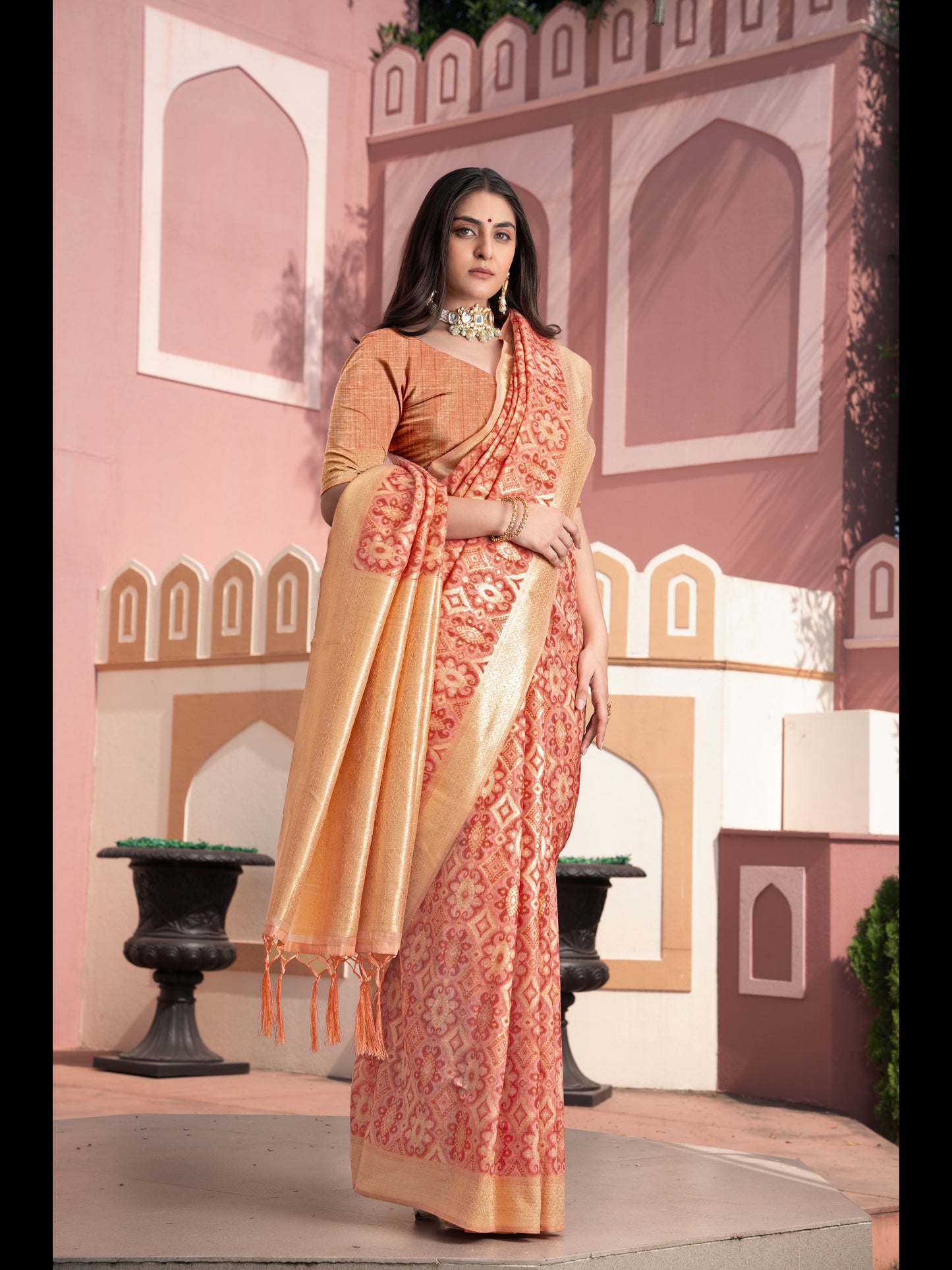 पीच रंग की इक्कत कॉटन इक्कत सिल्क साड़ी ज़री से बुनी हुई