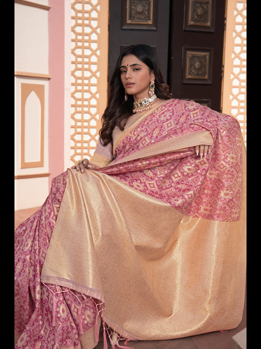 गुलाबी रंग की इक्कत कॉटन इक्कत सिल्क साड़ी ज़री से बुनी हुई