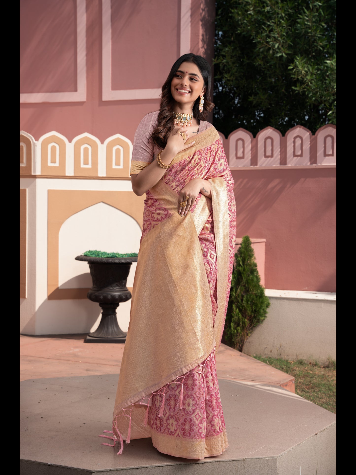 गुलाबी रंग की इक्कत कॉटन इक्कत सिल्क साड़ी ज़री से बुनी हुई