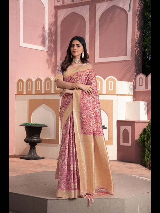 गुलाबी रंग की इक्कत कॉटन इक्कत सिल्क साड़ी ज़री से बुनी हुई