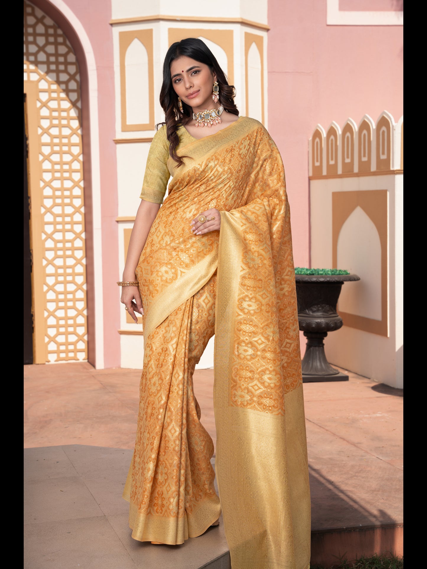 पीले रंग की इक्कत कॉटन इक्कत सिल्क साड़ी ज़री बुनी हुई