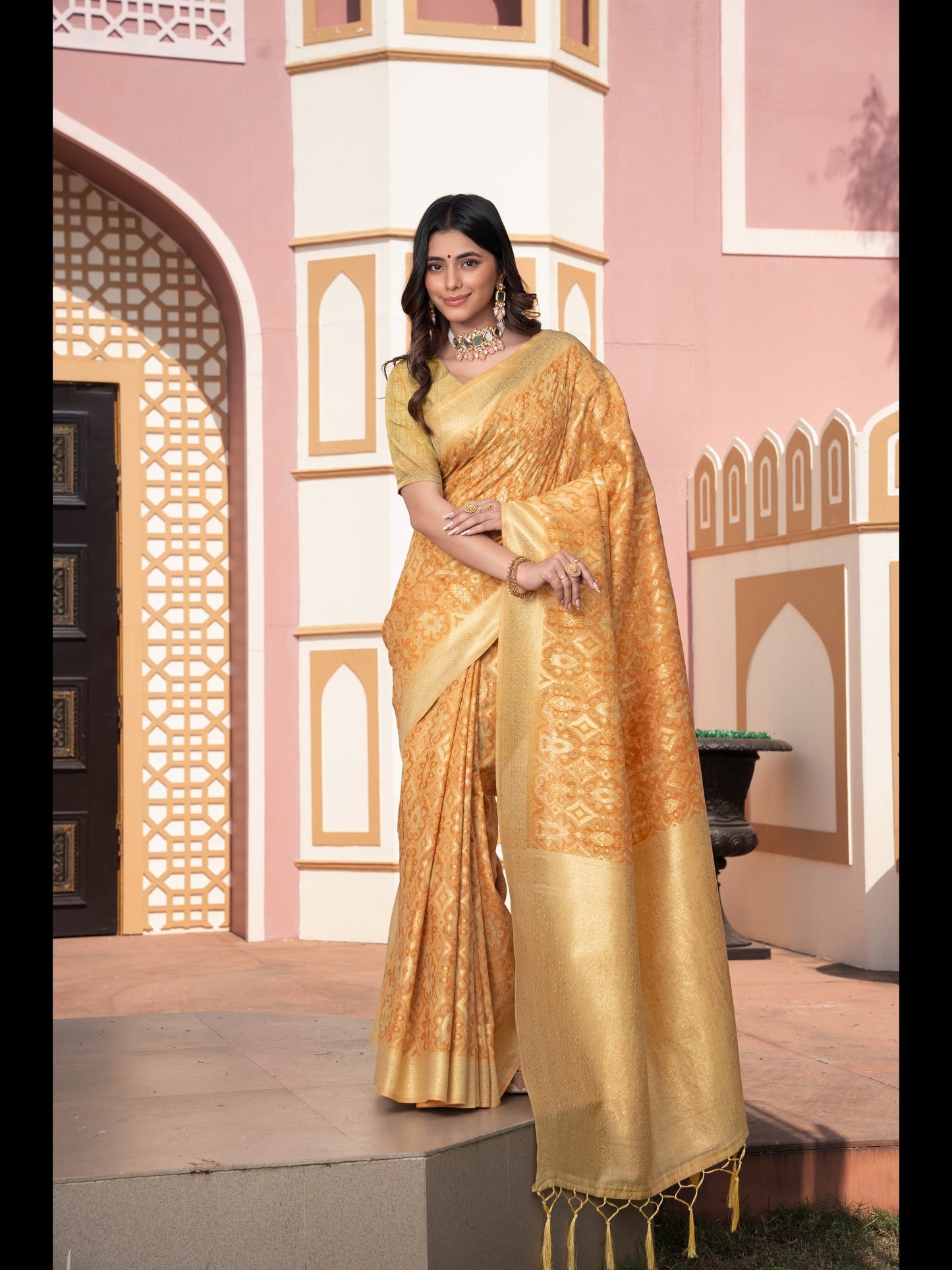 पीले रंग की इक्कत कॉटन इक्कत सिल्क साड़ी ज़री बुनी हुई