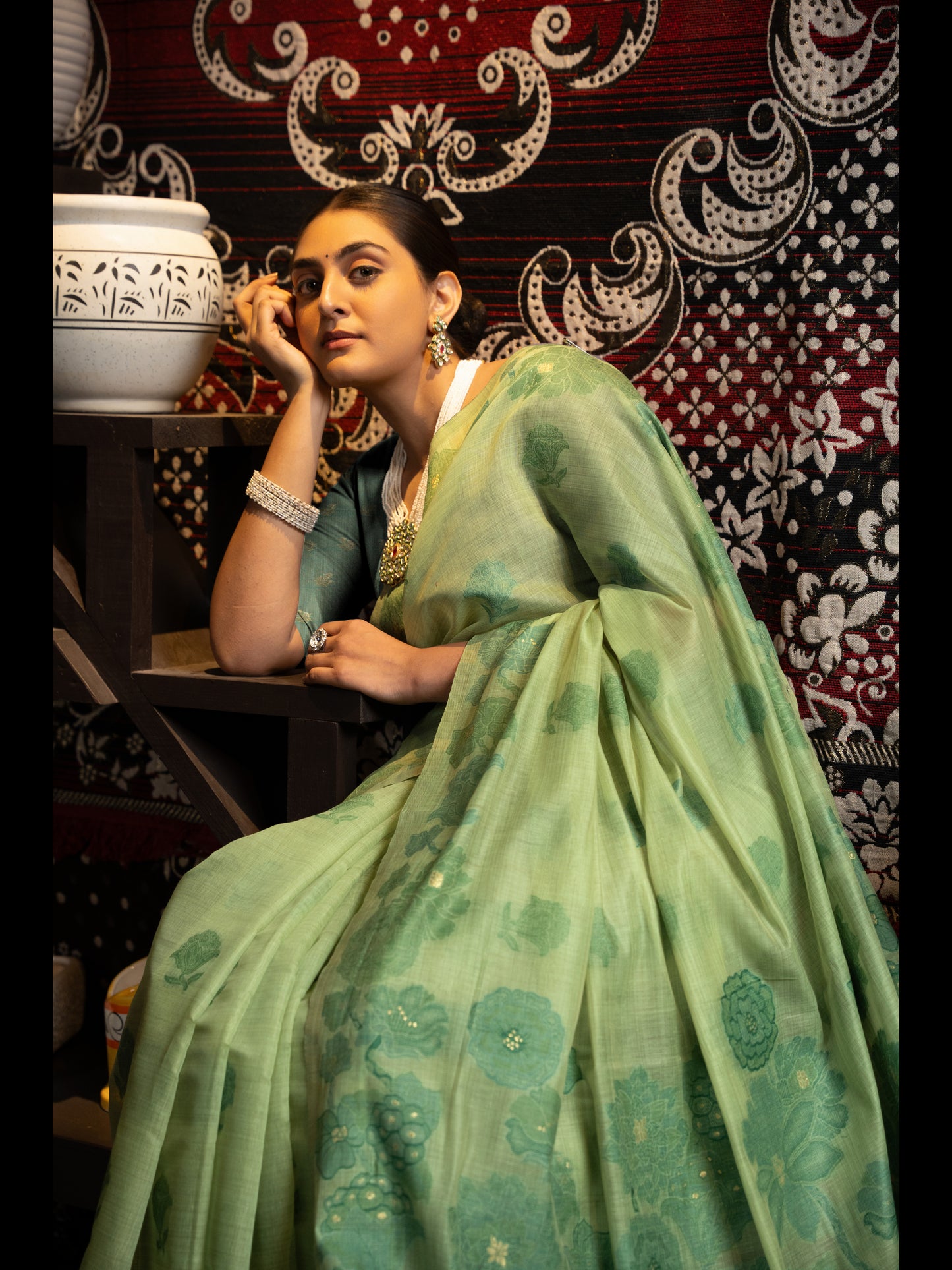 हरे रंग की जामदानी सॉफ्ट कॉटन साड़ी अनस्टिच्ड ब्लाउज के साथ