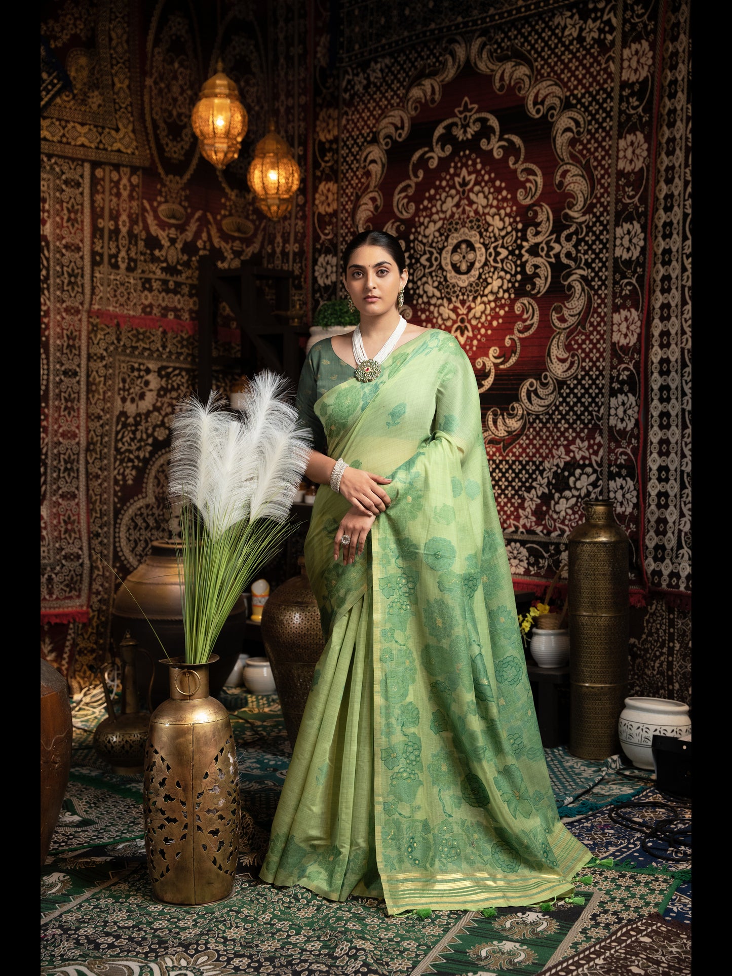 हरे रंग की जामदानी सॉफ्ट कॉटन साड़ी अनस्टिच्ड ब्लाउज के साथ