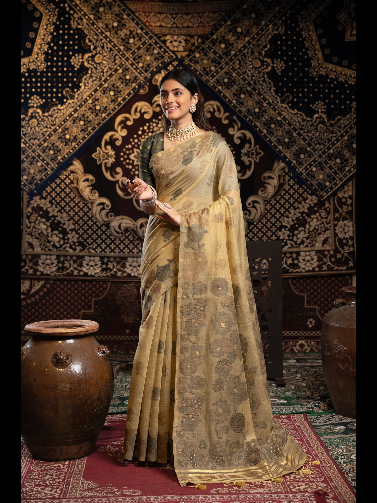 भूरे रंग की जामदानी सॉफ्ट कॉटन साड़ी अनस्टिच्ड ब्लाउज के साथ