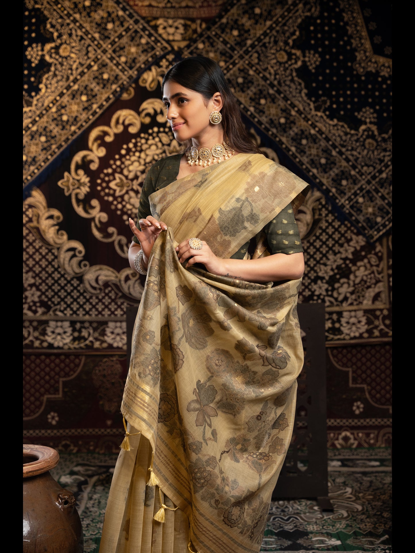 भूरे रंग की जामदानी सॉफ्ट कॉटन साड़ी अनस्टिच्ड ब्लाउज के साथ