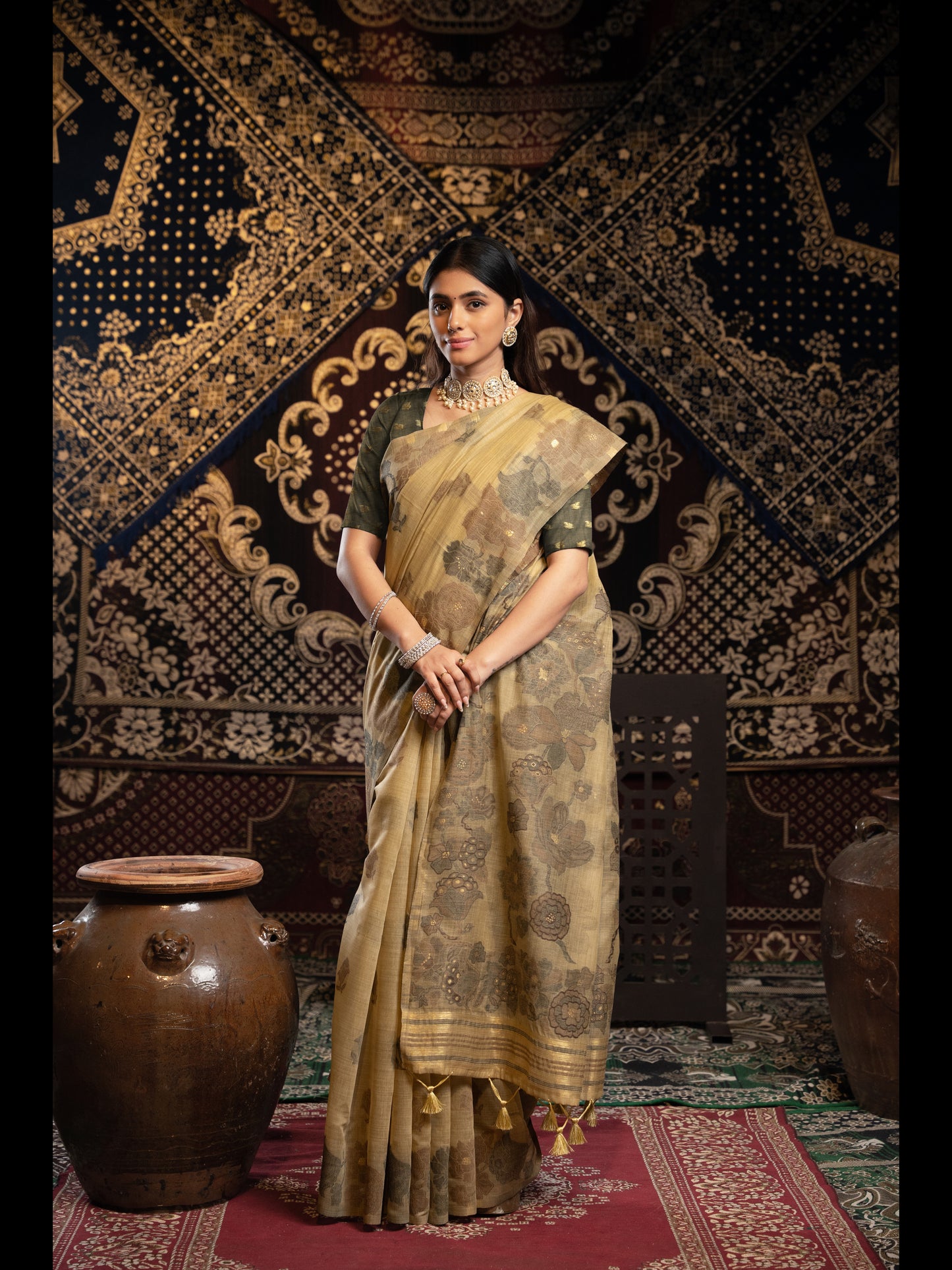 भूरे रंग की जामदानी सॉफ्ट कॉटन साड़ी अनस्टिच्ड ब्लाउज के साथ