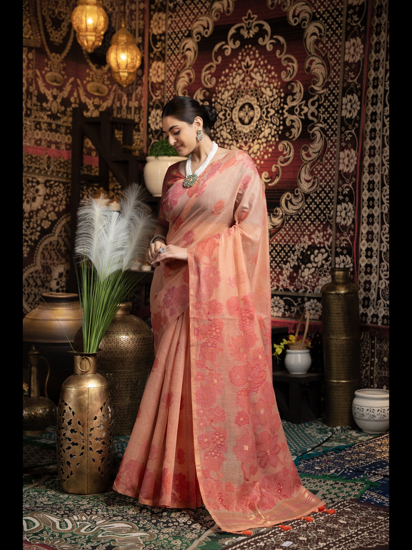 पीच रंग जामदानी सॉफ्ट कॉटन साड़ी अनस्टिच्ड ब्लाउज के साथ