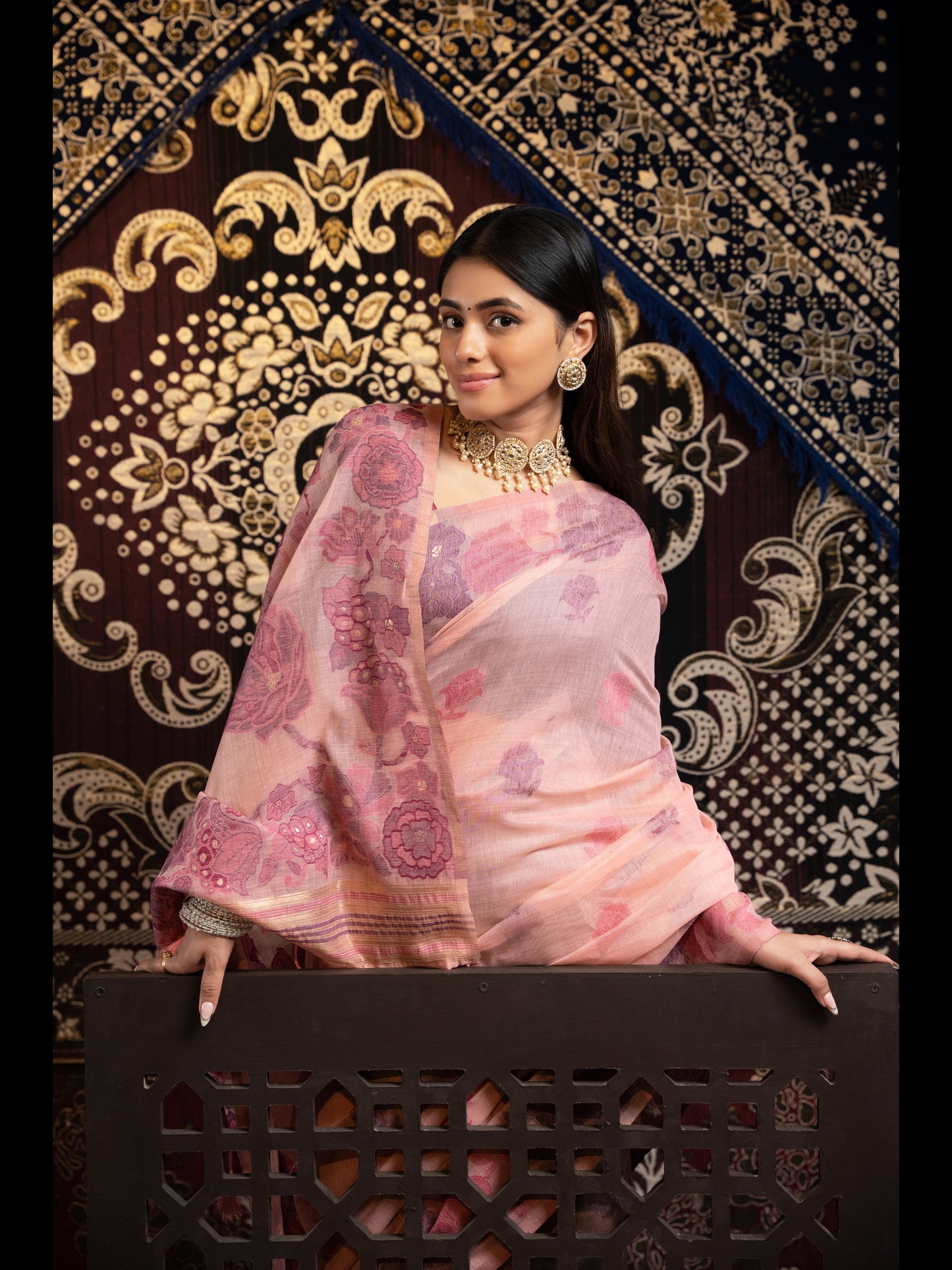 गुलाबी रंग की जामदानी सॉफ्ट कॉटन साड़ी अनस्टिच्ड ब्लाउज के साथ