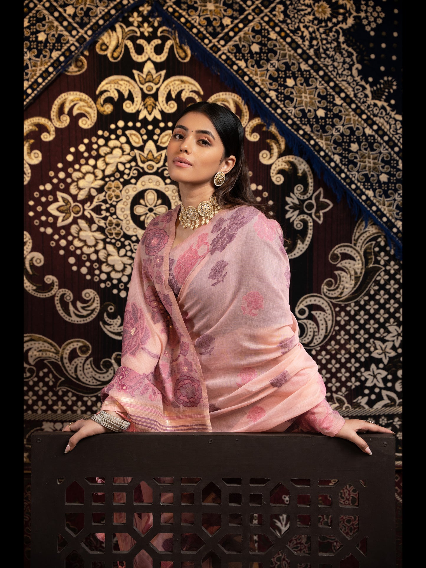 गुलाबी रंग की जामदानी सॉफ्ट कॉटन साड़ी अनस्टिच्ड ब्लाउज के साथ