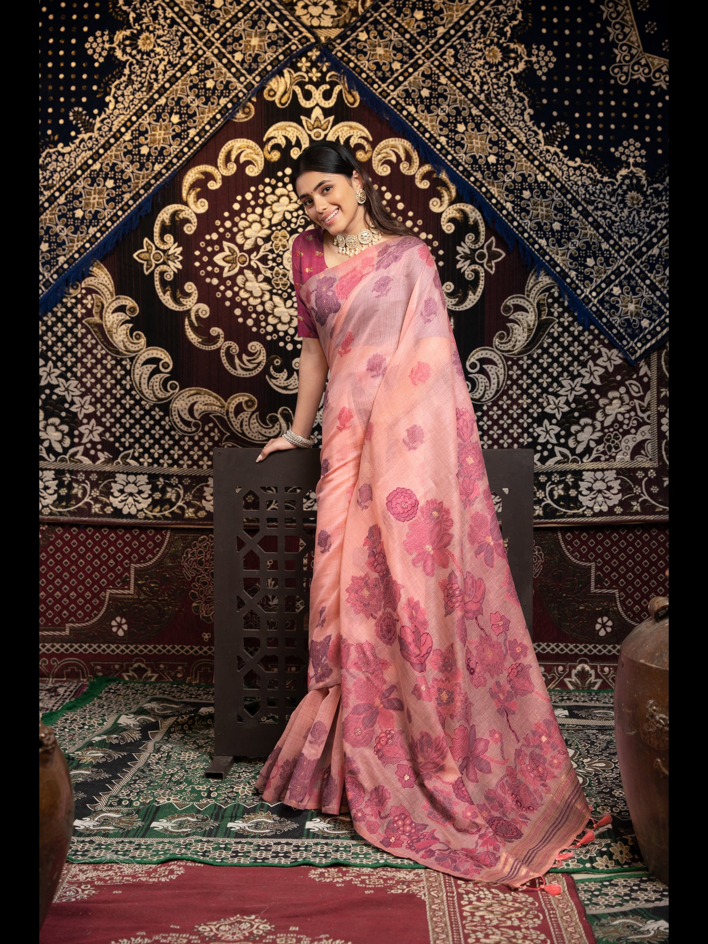 गुलाबी रंग की जामदानी सॉफ्ट कॉटन साड़ी अनस्टिच्ड ब्लाउज के साथ