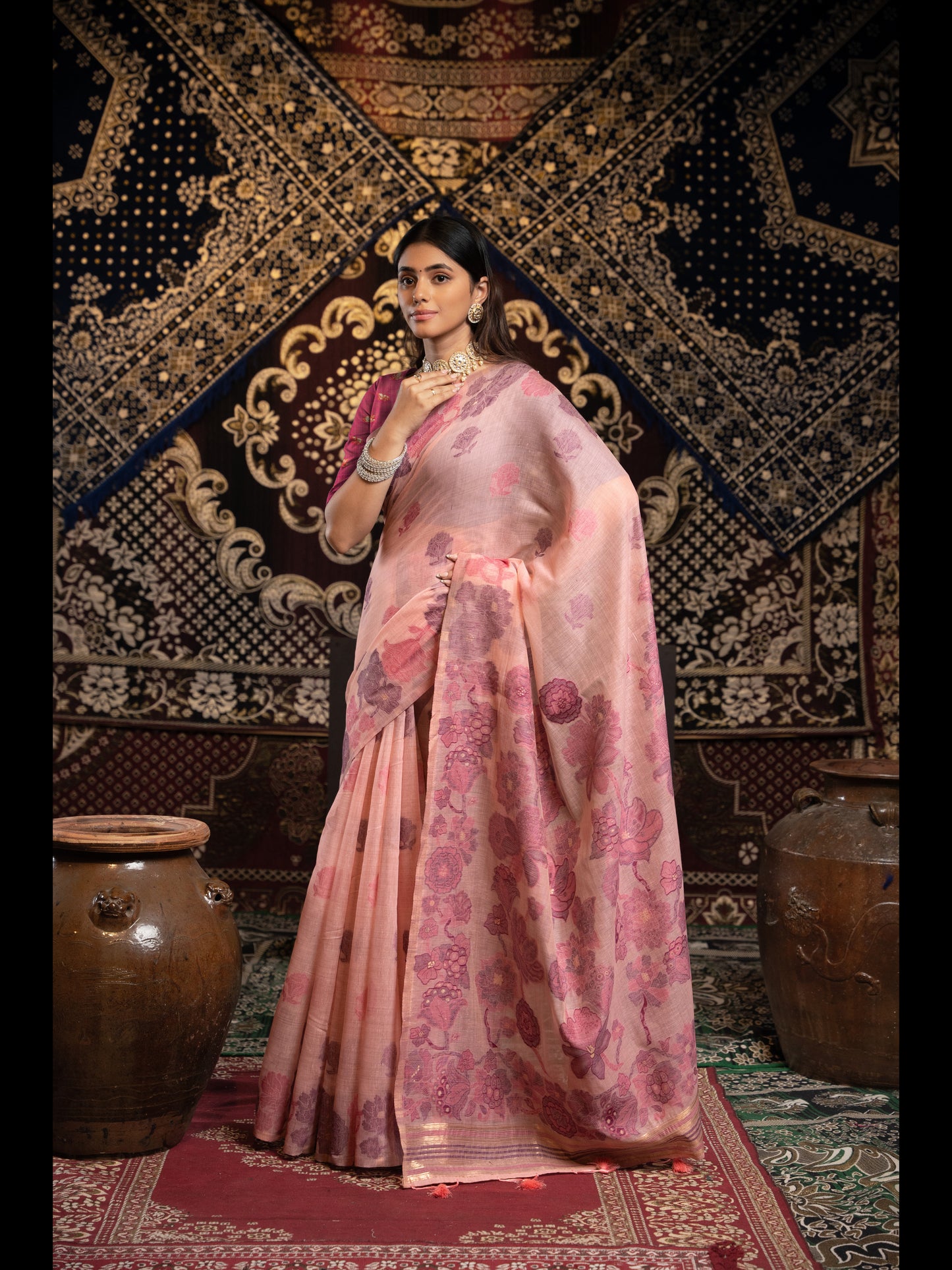 गुलाबी रंग की जामदानी सॉफ्ट कॉटन साड़ी अनस्टिच्ड ब्लाउज के साथ