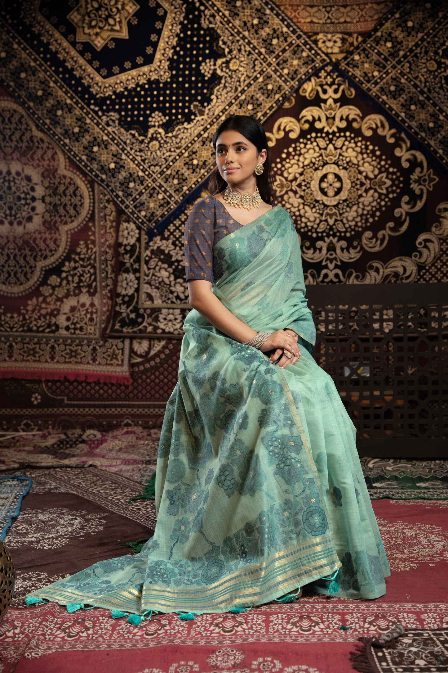 आसमानी रंग की जामदानी सॉफ्ट कॉटन साड़ी अनस्टिच्ड ब्लाउज के साथ