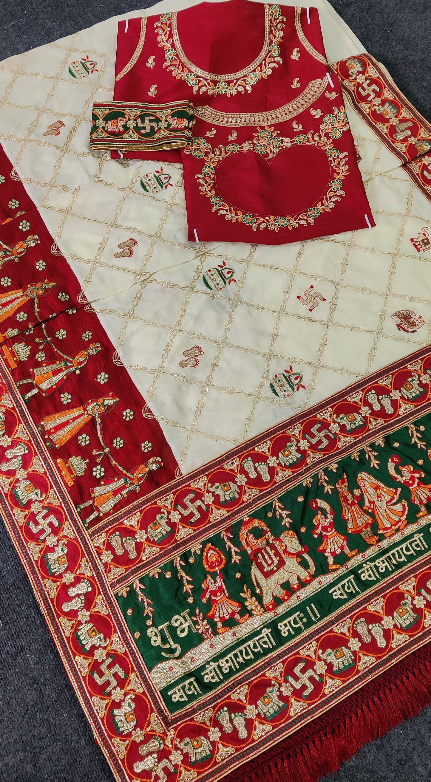 विशेष अवसर के लिए अभिक्षा हरे रंग की कढ़ाईदार पेंटर पटोला साड़ी