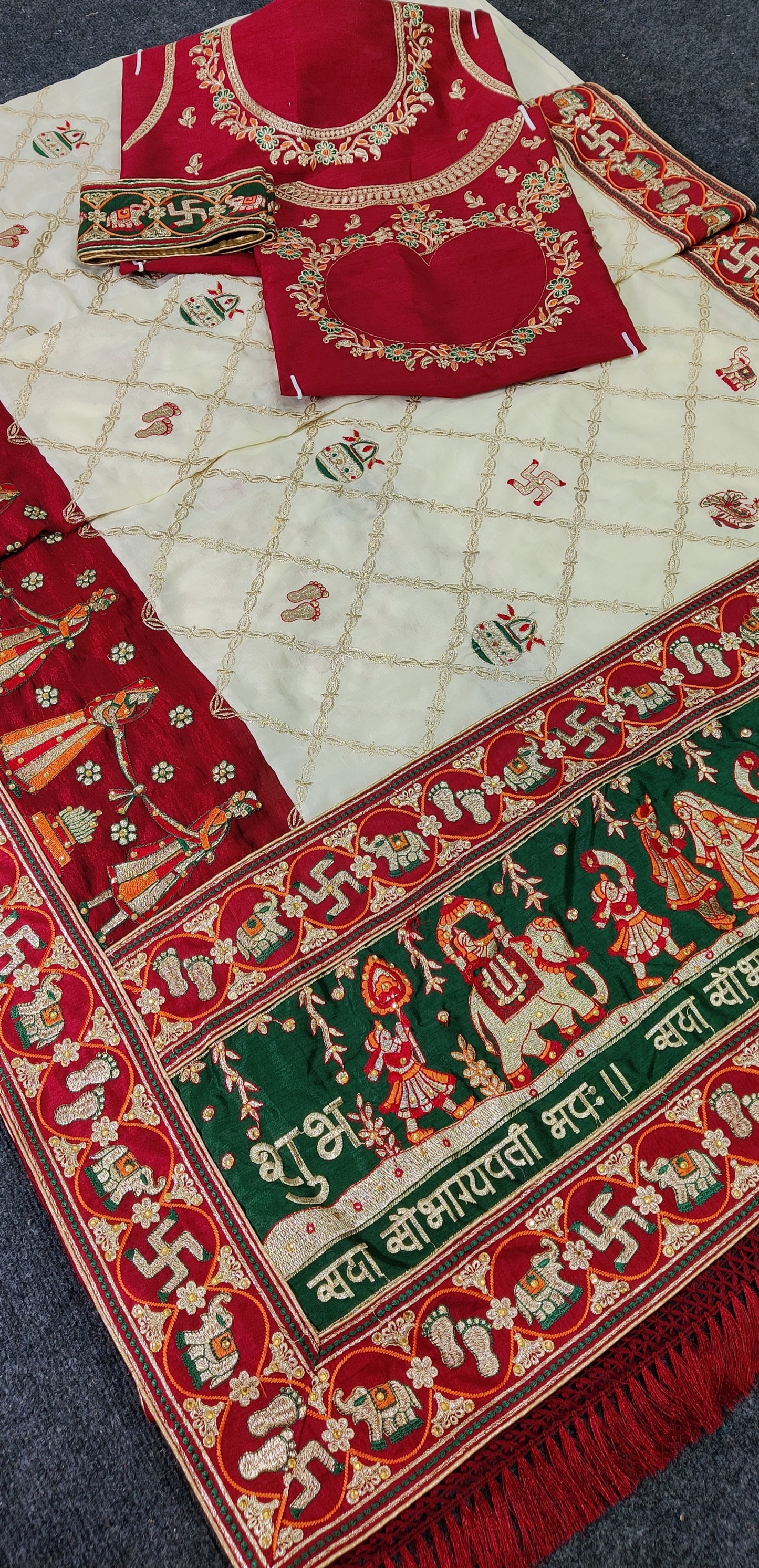 विशेष अवसर के लिए अभिक्षा हरे रंग की कढ़ाईदार पेंटर पटोला साड़ी