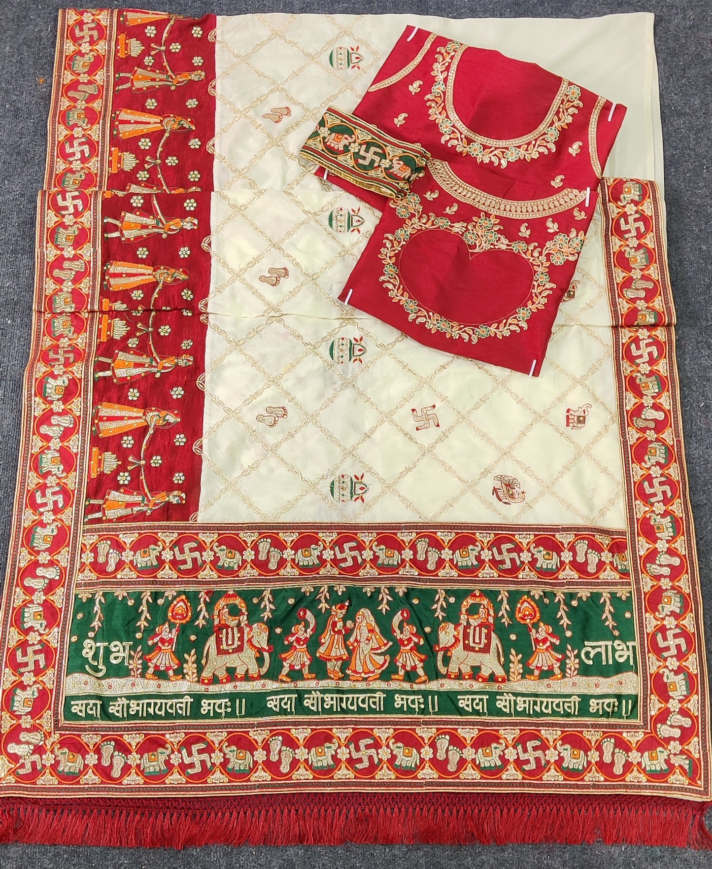 विशेष अवसर के लिए अभिक्षा हरे रंग की कढ़ाईदार पेंटर पटोला साड़ी