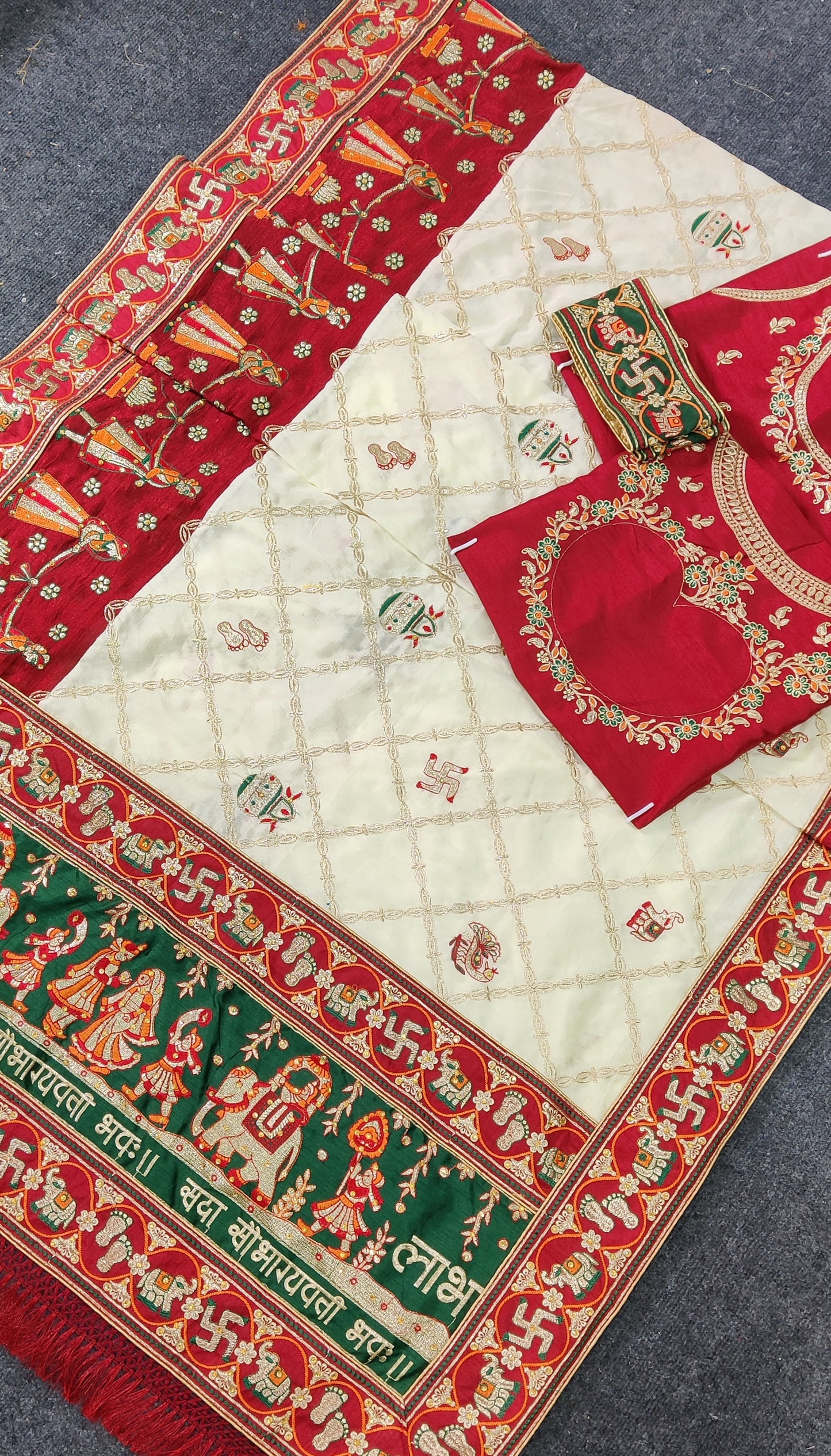 विशेष अवसर के लिए अभिक्षा हरे रंग की कढ़ाईदार पेंटर पटोला साड़ी