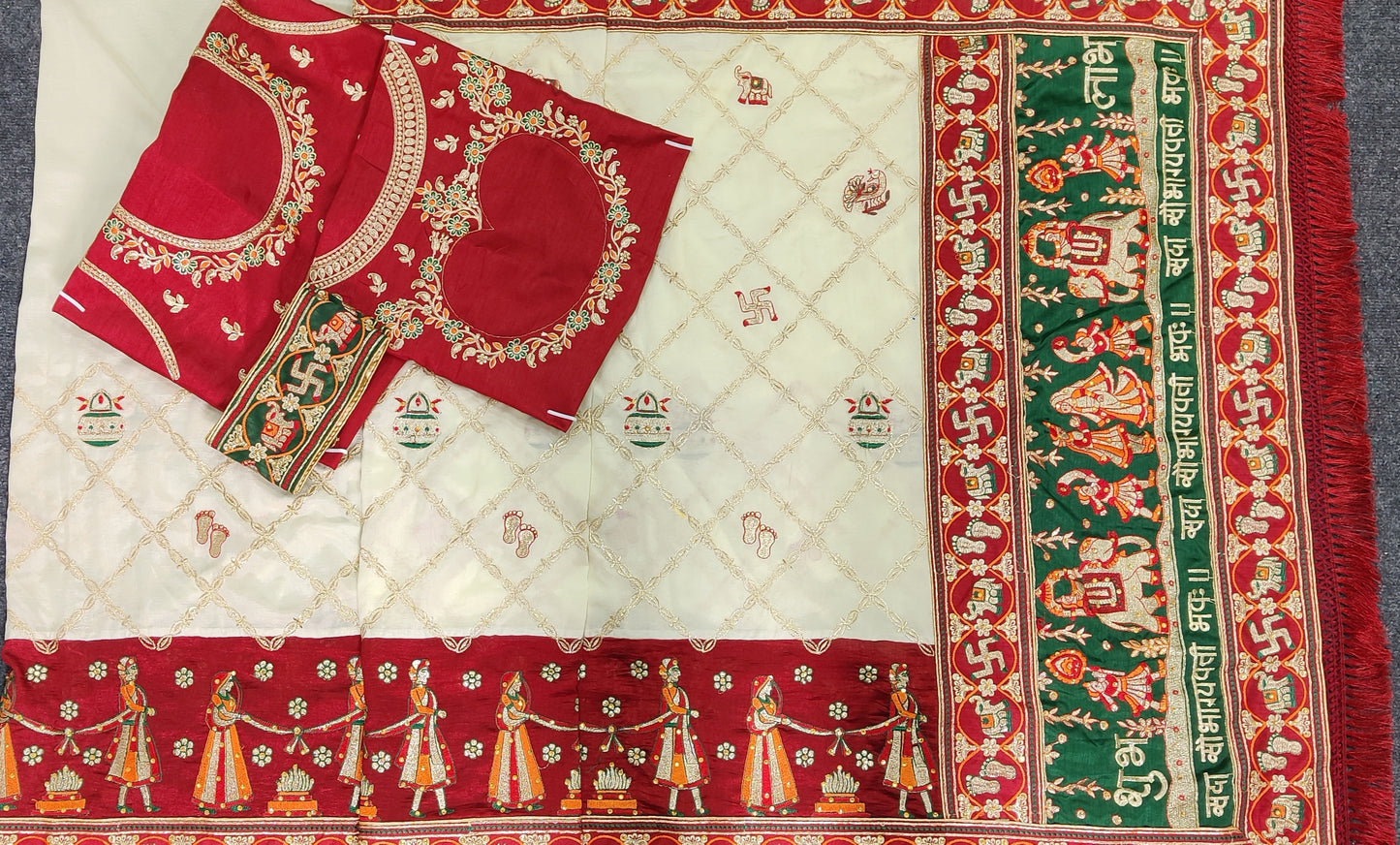 विशेष अवसर के लिए अभिक्षा हरे रंग की कढ़ाईदार पेंटर पटोला साड़ी