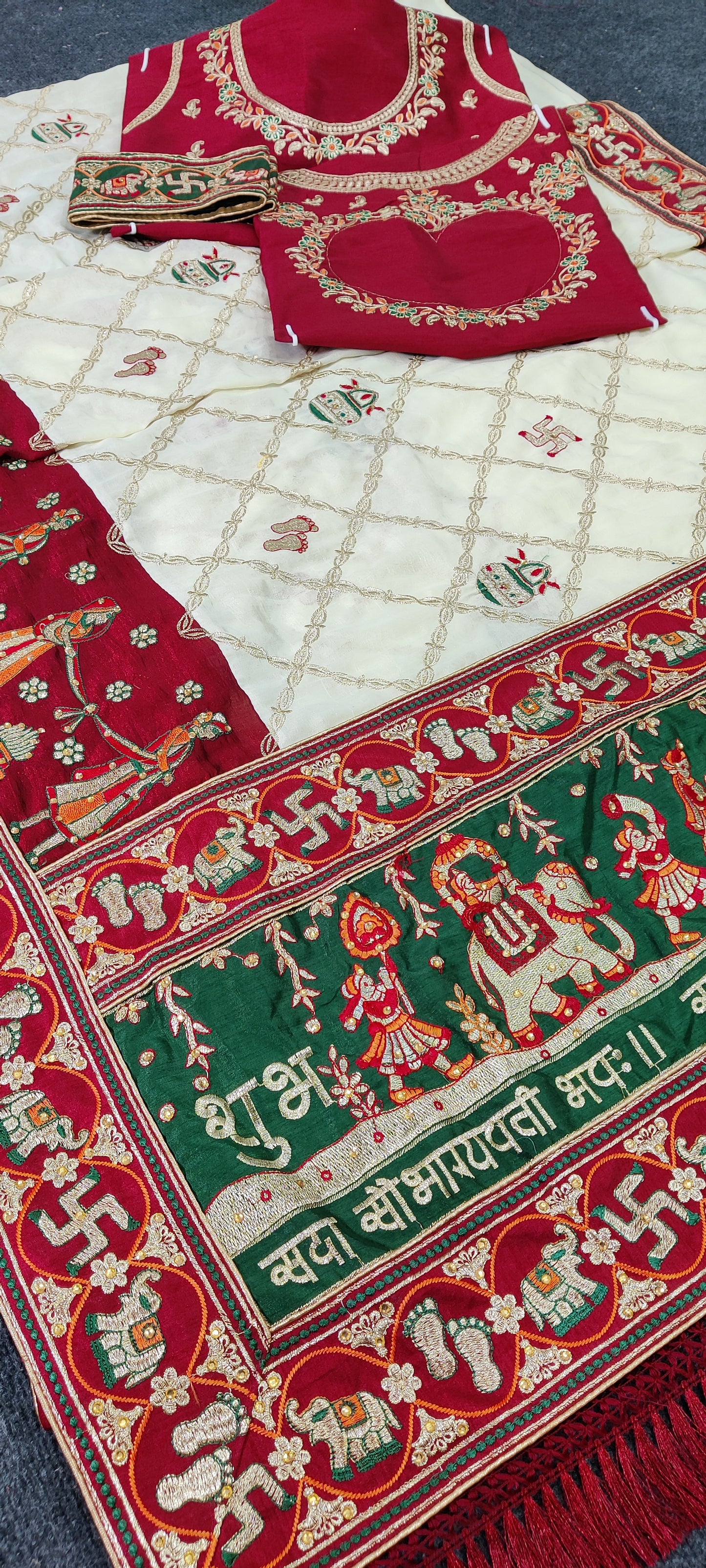 विशेष अवसर के लिए अभिक्षा हरे रंग की कढ़ाईदार पेंटर पटोला साड़ी