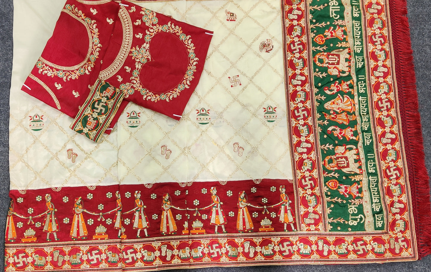 विशेष अवसर के लिए अभिक्षा हरे रंग की कढ़ाईदार पेंटर पटोला साड़ी