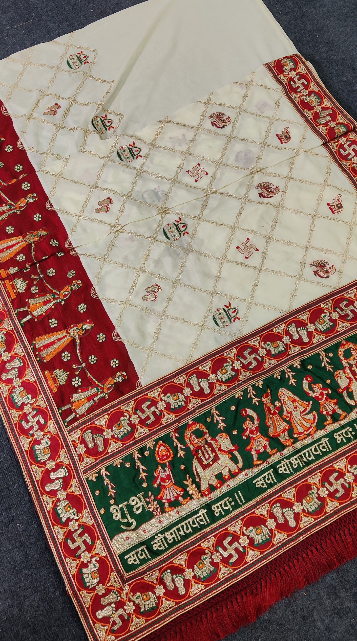 विशेष अवसर के लिए अभिक्षा हरे रंग की कढ़ाईदार पेंटर पटोला साड़ी