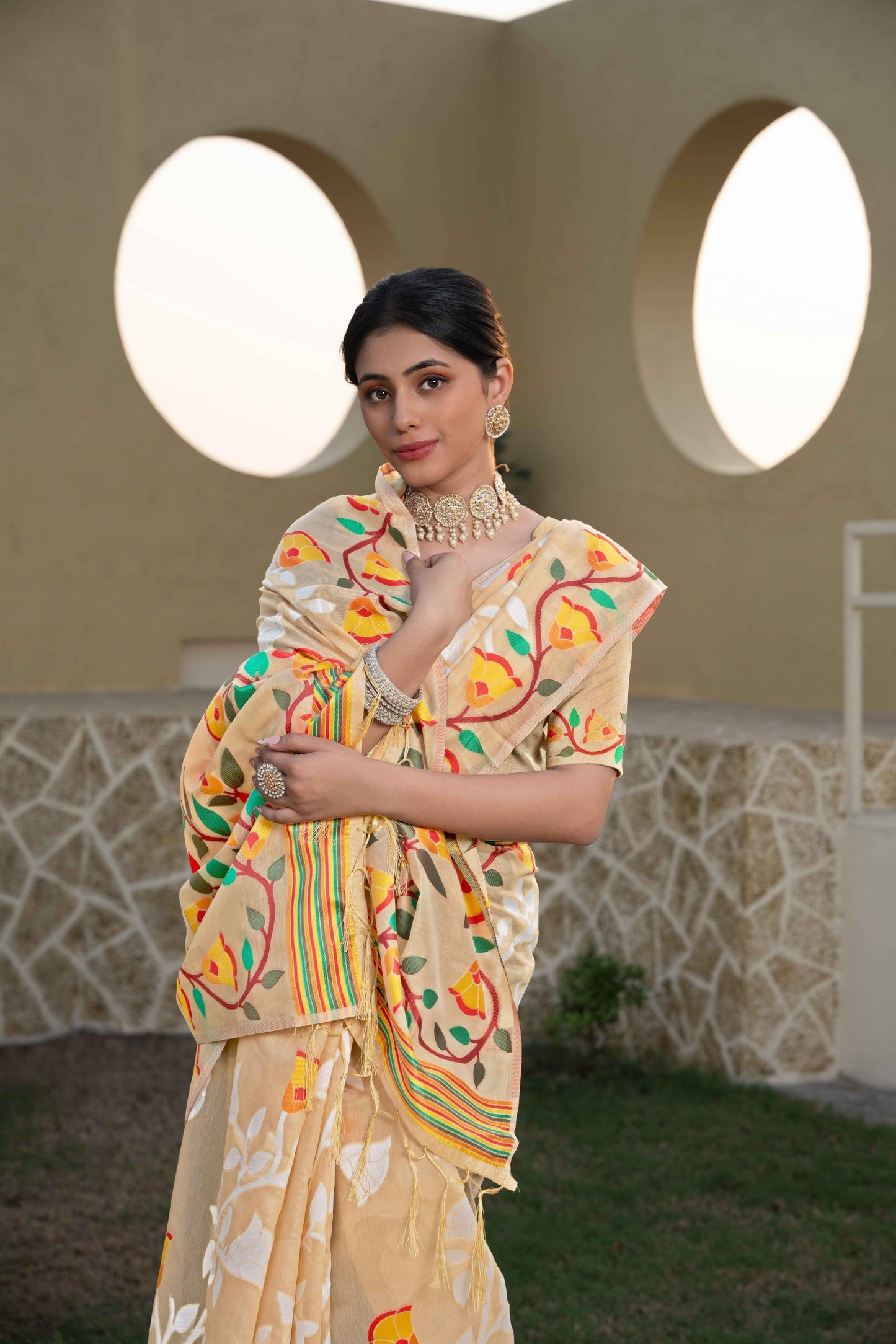 बेज रंग जामदानी सॉफ्ट कॉटन साड़ी अनस्टिच्ड ब्लाउज पीस के साथ