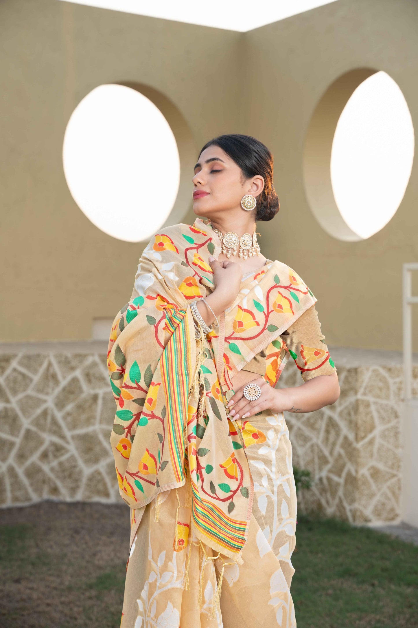 बेज रंग जामदानी सॉफ्ट कॉटन साड़ी अनस्टिच्ड ब्लाउज पीस के साथ