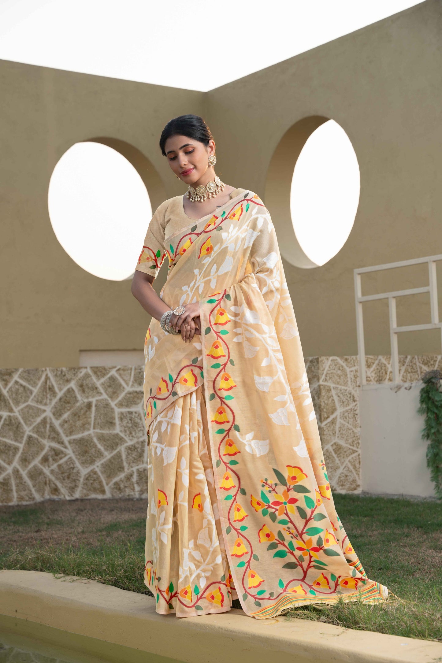 बेज रंग जामदानी सॉफ्ट कॉटन साड़ी अनस्टिच्ड ब्लाउज पीस के साथ