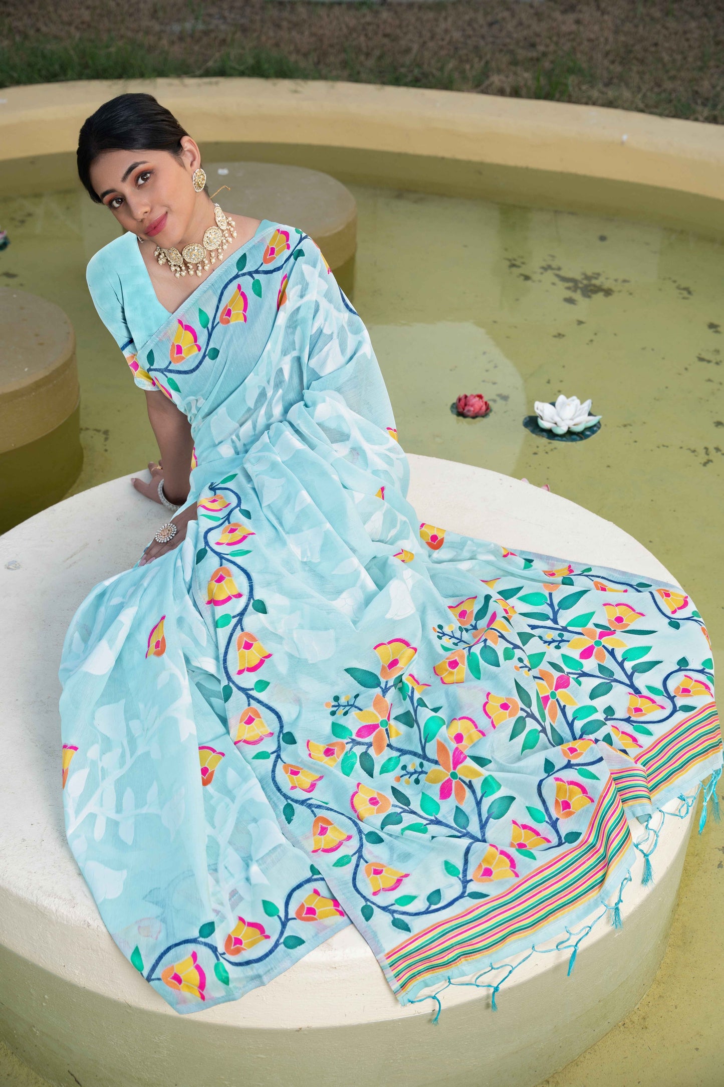 नीले रंग की जामदानी सॉफ्ट कॉटन साड़ी अनस्टिच्ड ब्लाउज पीस के साथ