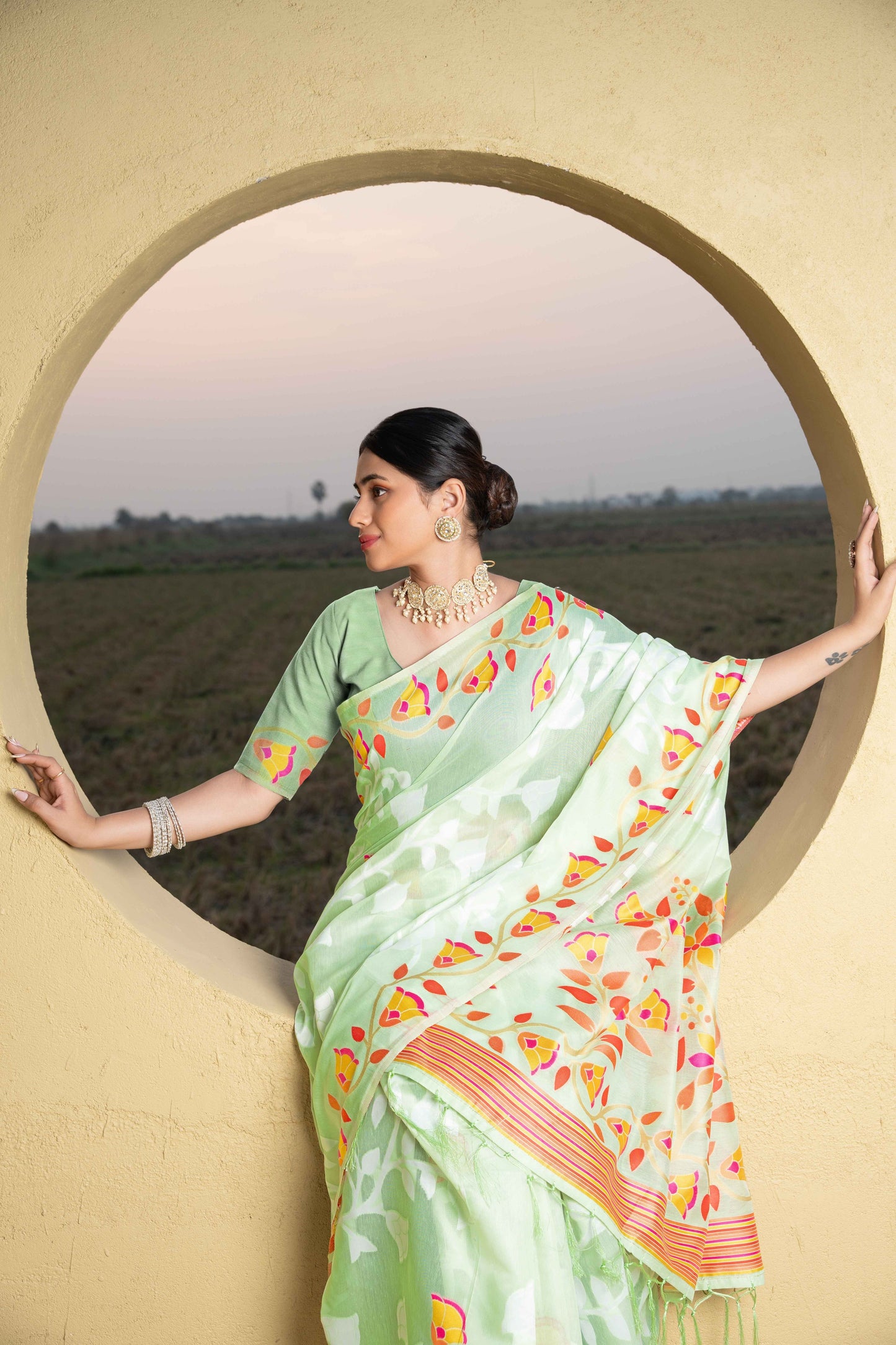 हरे रंग की जामदानी सॉफ्ट कॉटन साड़ी अनस्टिच्ड ब्लाउज पीस के साथ