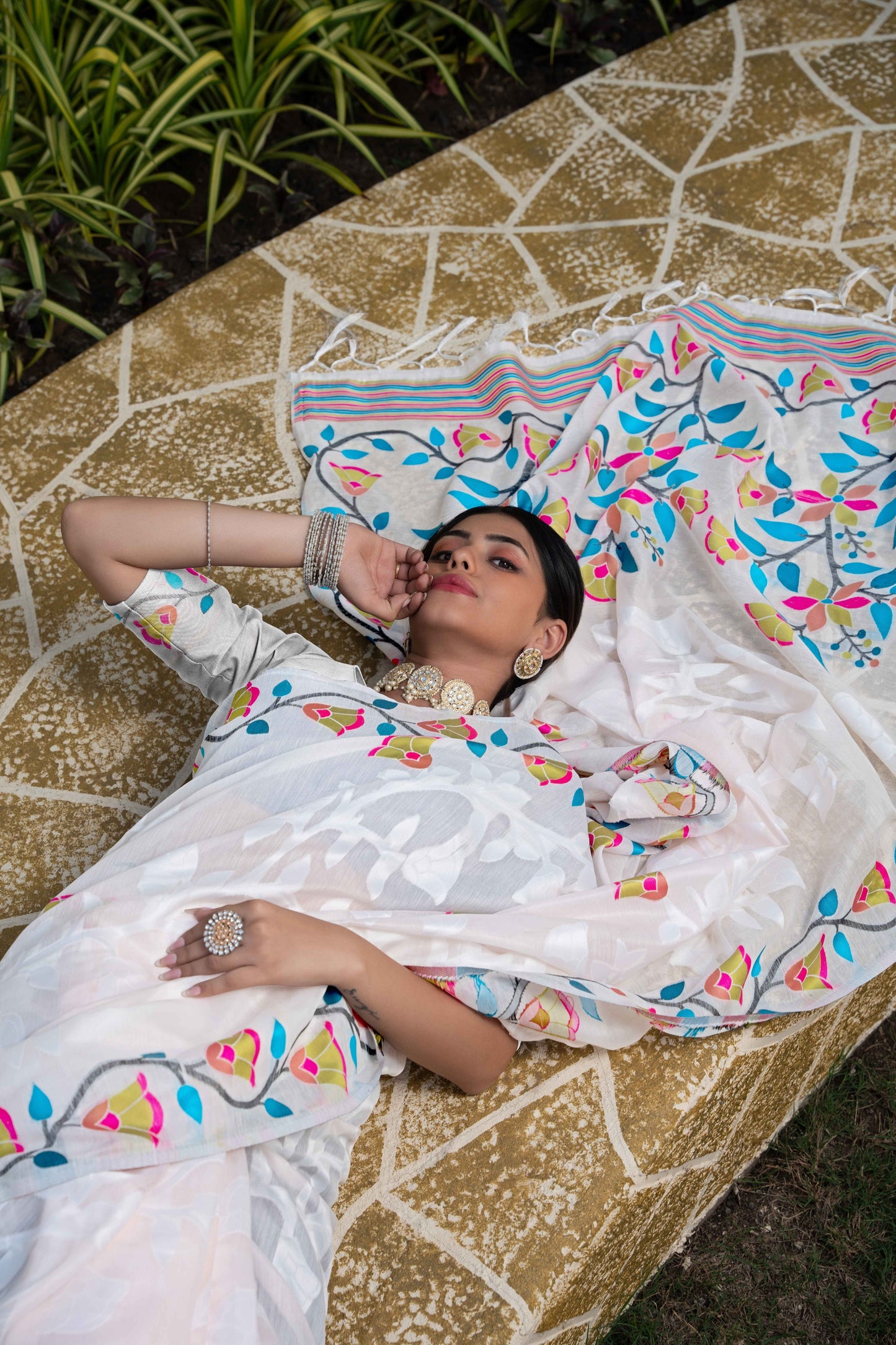 सफ़ेद रंग की जामदानी सॉफ्ट कॉटन साड़ी अनस्टिच्ड ब्लाउज पीस के साथ