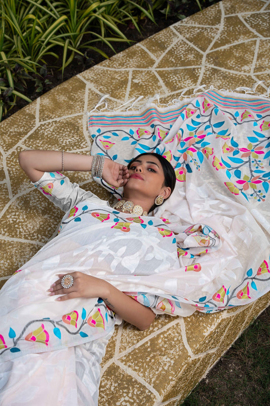 सफ़ेद रंग की जामदानी सॉफ्ट कॉटन साड़ी अनस्टिच्ड ब्लाउज पीस के साथ