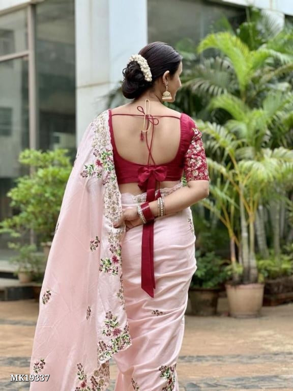 कोडिंग और मल्टी कढ़ाई वर्क बूटी और कटवर्क बॉर्डर और भारी कढ़ाई वर्क ब्लाउज पीस।