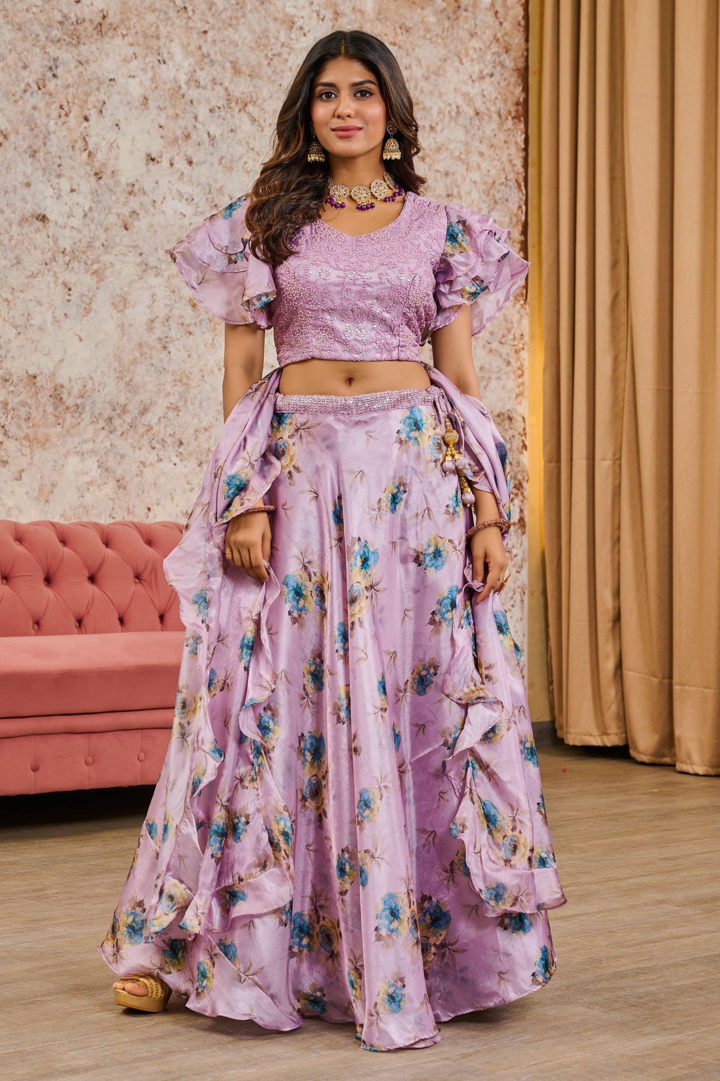 लैवेंडर कलर के टिशू फैब्रिक में रेडीमेड लहंगे पर क्रिएटिव सेक्विन वर्क